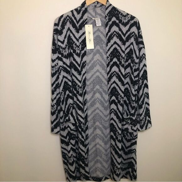 😊 3/$30
NWT 1X Long Knit Cardigan by Brittany Black grey/black chevron pattern - Picture 9 of 13